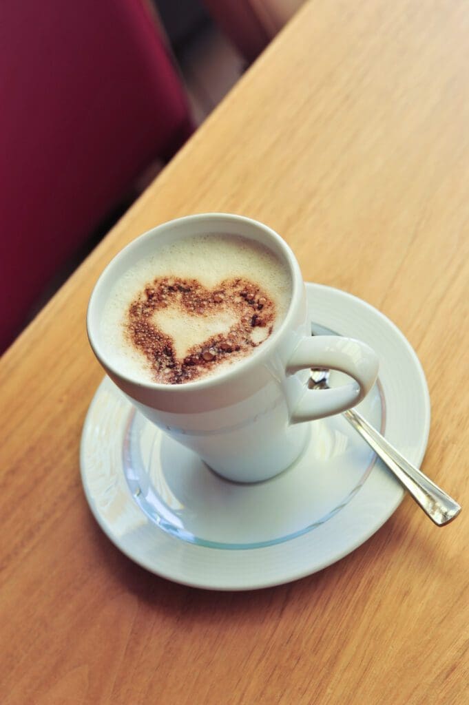 Eine Tasse mit Cappuccino