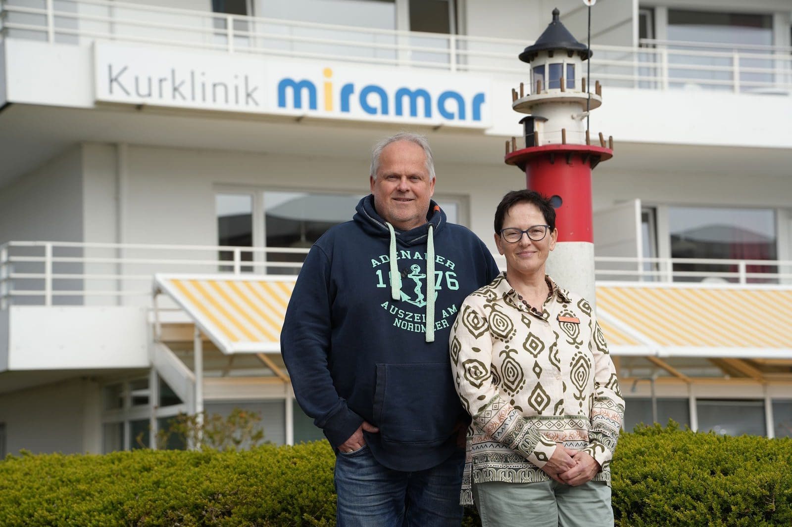 Frau und Mann vor einem Klinikgebäude