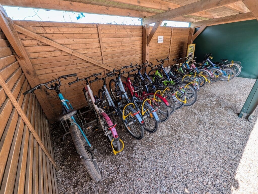 Reihe von Kinderrädern unter einem Dach