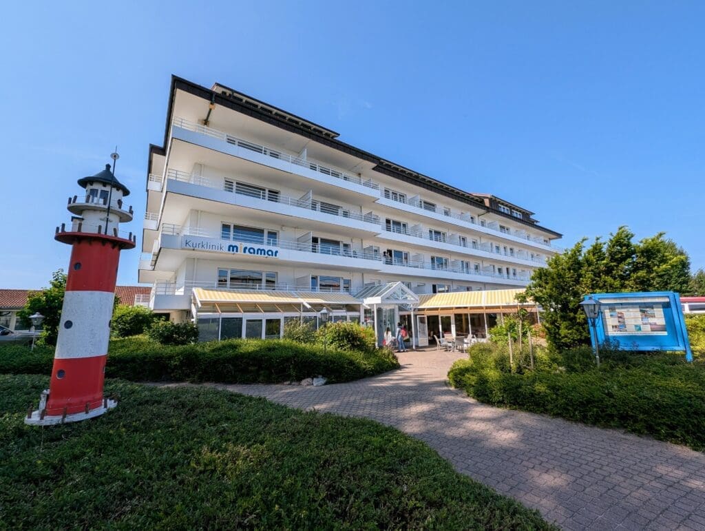 Außenansicht des Klinikgebäudes mit Leuchtturm