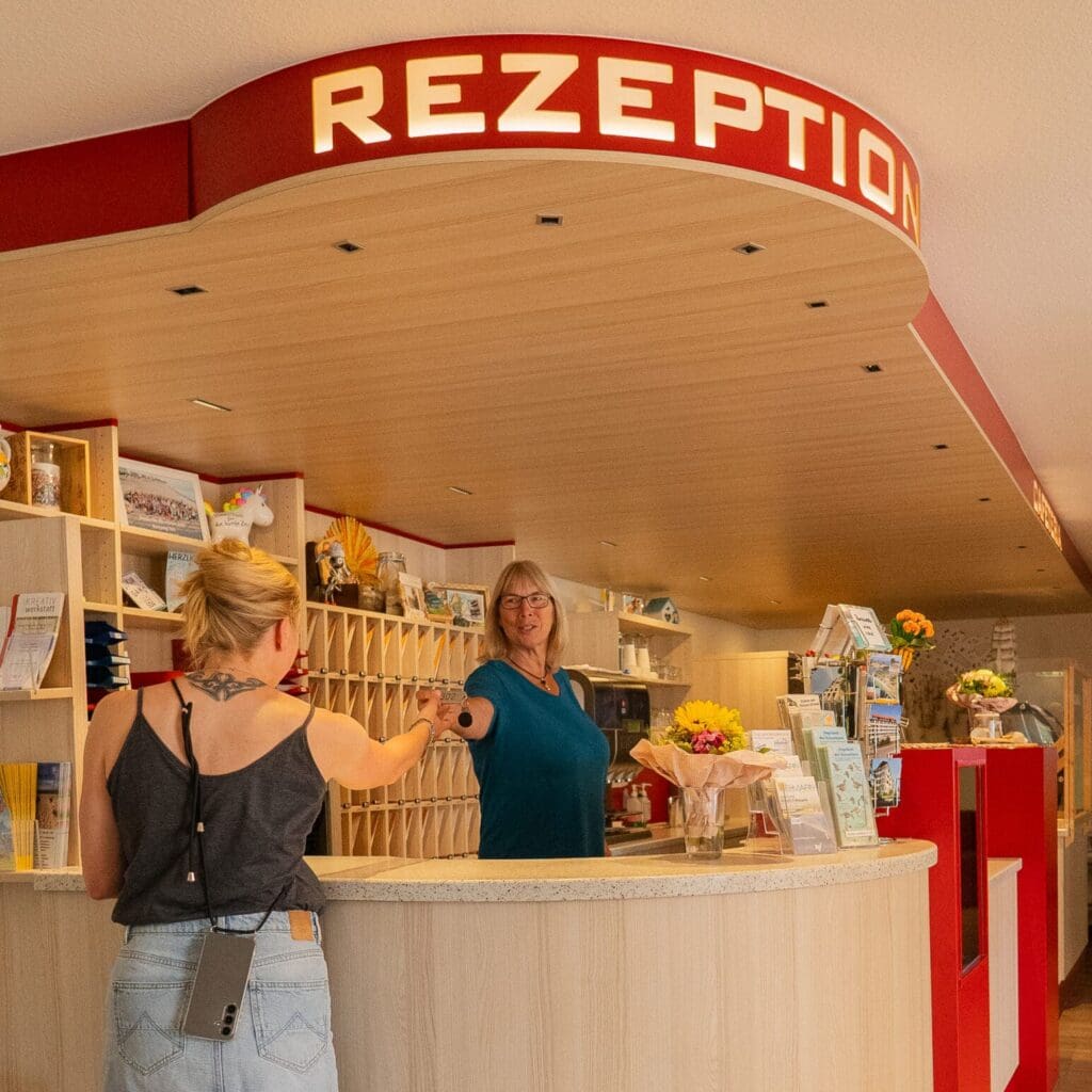 Rezeption mit Aufschrift und Wartebereich