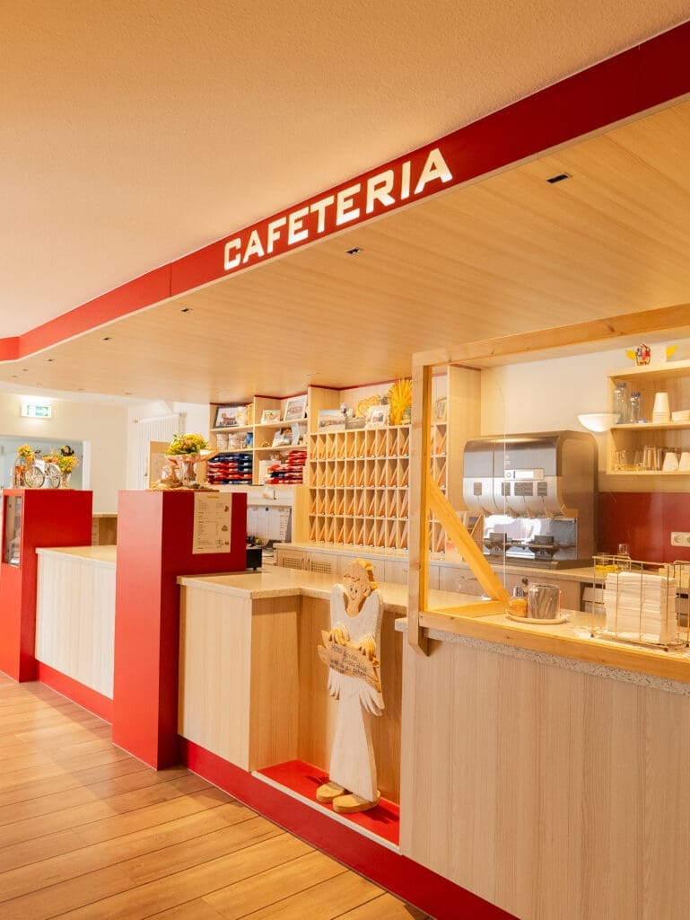 Theke der Cafeteria mit Kaffeeautomat