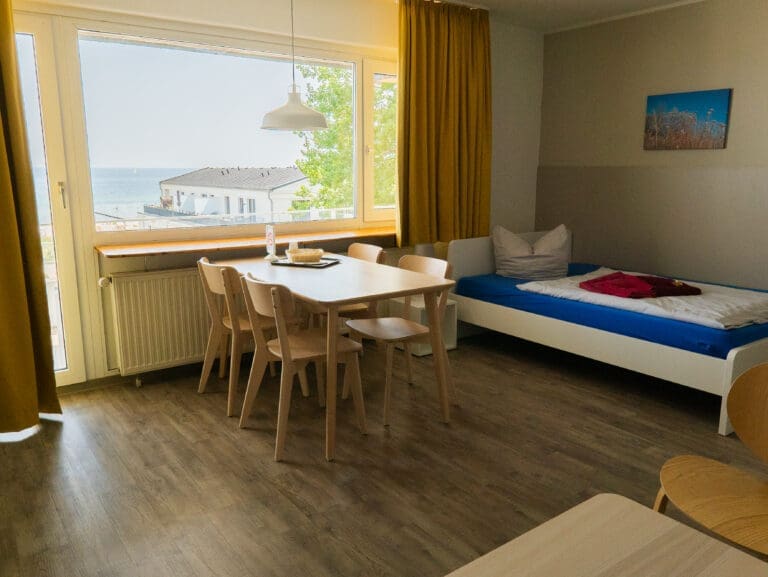 Zimmer mit Esstisch und Tagesbett