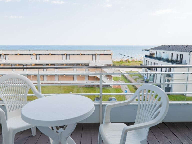 Balkon mit Tisch, Stühlen und Meerblick