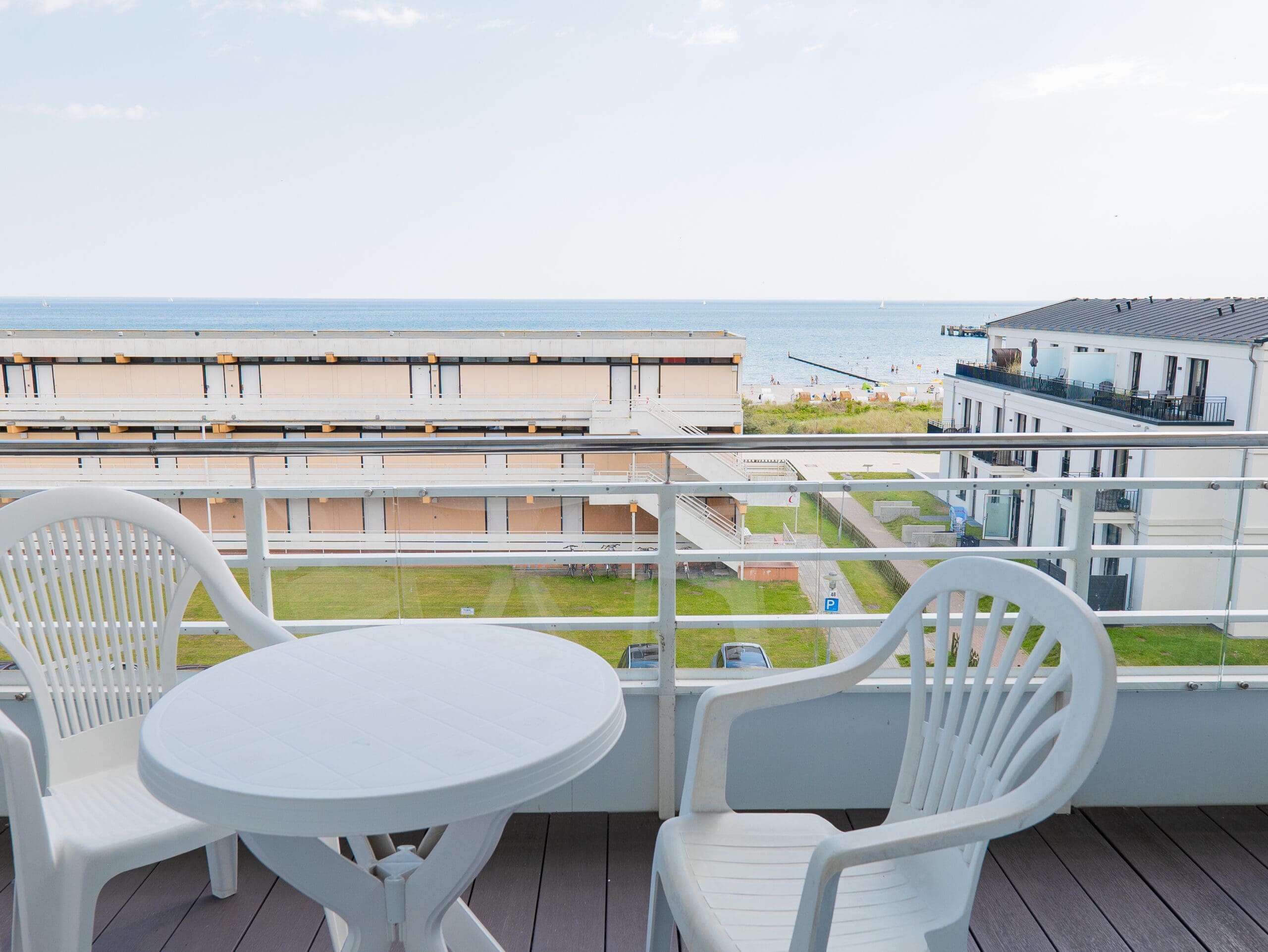 Balkon mit Tisch, Stühlen und Meerblick