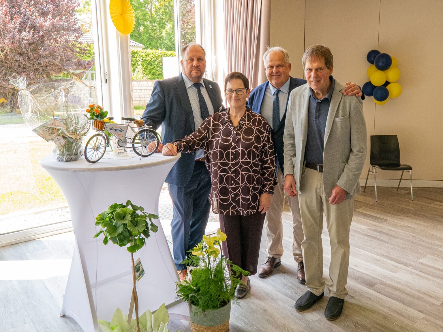 Beim Empfang zum 35-jährigen Jubiläum der Kurklinik Miramar (v. l.): Landrat des Kreises Ostholstein Timo Gaarz, Sabine Effe, Peter Jäcker und Klaus Jäcker