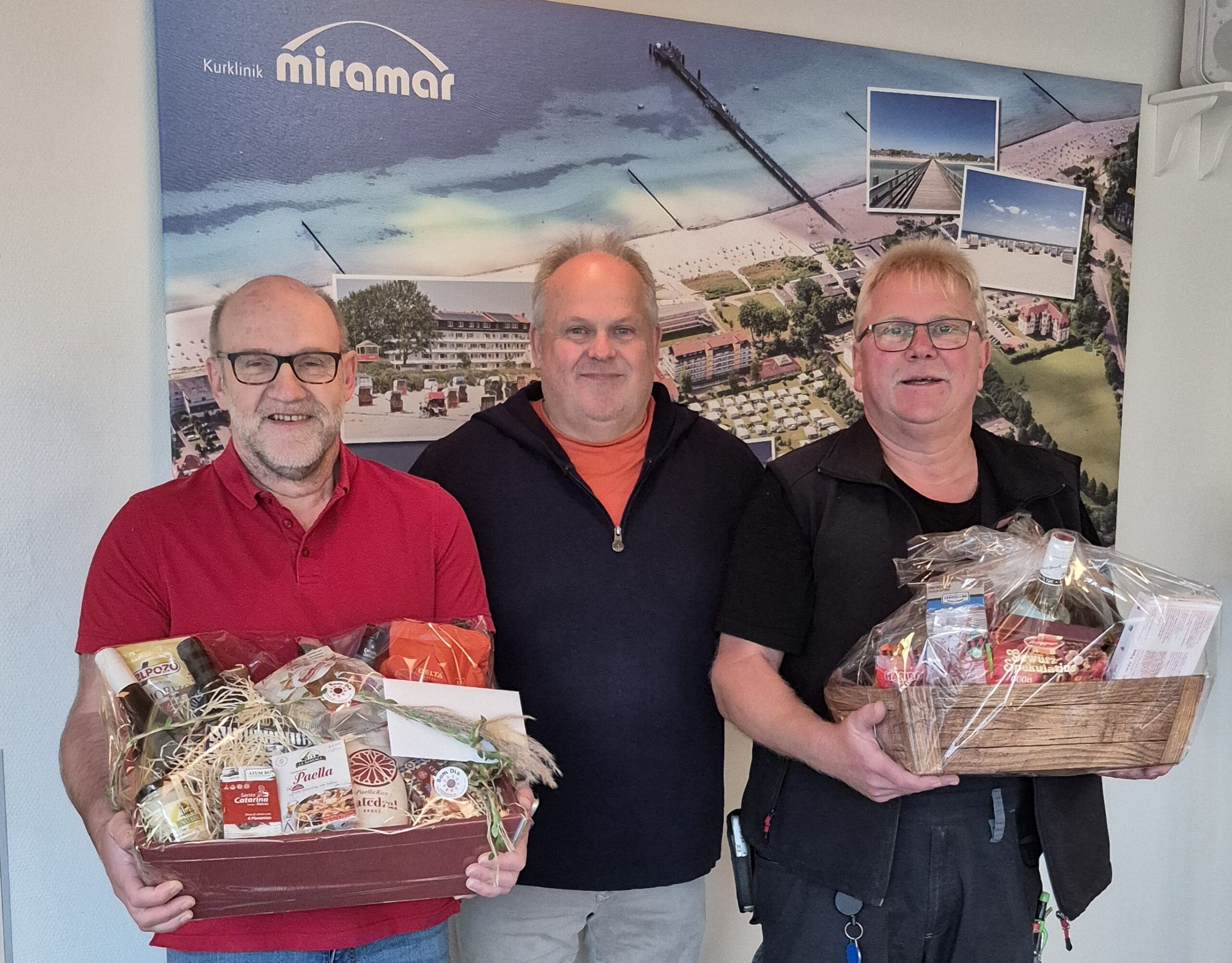 Holger Effe (links) und Jens Ahrens (rechts) mit Geschäftsführer Peter Jäcker (mitte).